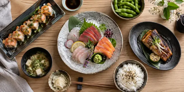 Schön angerichtetes japanisches Essen